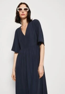 Marc O'Polo DRESS FEMININE SHAPE V NECK WING SLEEVES - Maxikleid - Deep Blue Sea -Berühmtes Bekleidungs Geschäft 0834b5c6fd604b1899fbdf952f2638ff