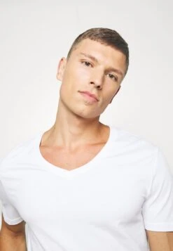 Pier One 2 PACK - T-Shirt Basic - White -Berühmtes Bekleidungs Geschäft 2464778c5d314b51b098f8e722d959b0