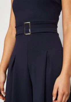 Wal G ASH BELT - Jumpsuit - Navy Blue -Berühmtes Bekleidungs Geschäft 34b83eeb623a47eb855f93108951b9ac