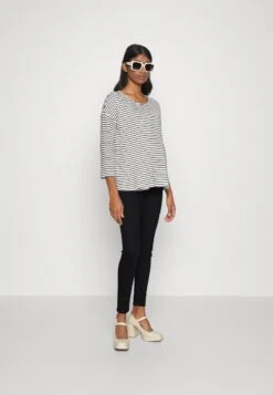 Berühmtes Bekleidungs Geschäft -Berühmtes Bekleidungs Geschäft 3c03c4c4dc0e46b8b30fd5a223beef4e