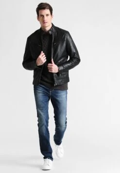 Berühmtes Bekleidungs Geschäft -Berühmtes Bekleidungs Geschäft 4c74582ef98a4988b5544b034db7d908