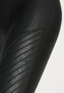 Spanx FAUX LEATHER MOTO LEGGINGS - Leggings - Strümpfe - Black -Berühmtes Bekleidungs Geschäft 5b034f0ef40f4c738f7ae3f2ec752813