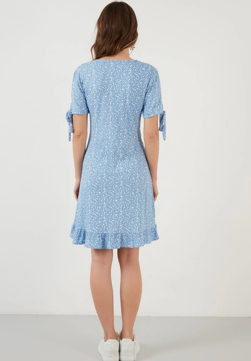 LELA FLORAL RUFFLE DETAIL - Freizeitkleid - Baby Blue 3 LELA FLORAL RUFFLE DETAIL - Freizeitkleid - Baby Blue – Bild 3