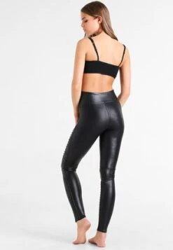 Spanx FAUX LEATHER MOTO LEGGINGS - Leggings - Strümpfe - Black -Berühmtes Bekleidungs Geschäft 79cdb553bc064248aacba2c1e21ccd42