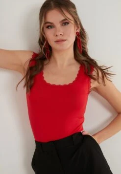 LELA SQUARE NECK LACE DETAILED ATHLETE - Top - Red -Berühmtes Bekleidungs Geschäft 8029a11a303946fa904ad757f621c233