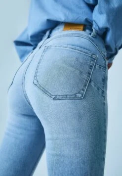 Stradivarius PUSH-UP - Jeans Skinny Fit - Light Blue Denim -Berühmtes Bekleidungs Geschäft 8e03f81d4a714dfbb9b298fd43a7d6a9