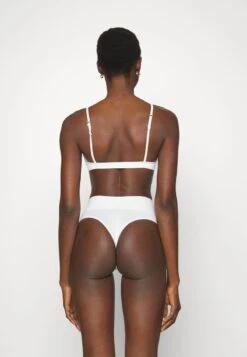 Spanx COTTON COMFORT THONG - String - White 8 Spanx COTTON COMFORT THONG - String - White -Berühmtes Bekleidungs Geschäft 9b28c97bf8e94f2984092d88bf8db33a