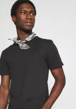 Pier One 3 PACK - T-Shirt Basic - Black/mottled Dark Grey/bordeaux -Berühmtes Bekleidungs Geschäft ae9b9691c10949c5b4edc17929f8c13a