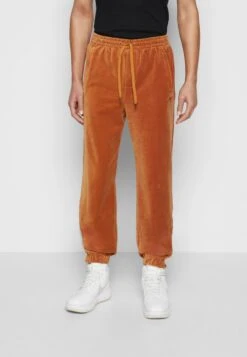 Sean John SCRIPT LOGO ESSENTIAL - Jogginghose - Cognac -Berühmtes Bekleidungs Geschäft b1cb664b84fd4aedb67b225831691ff9