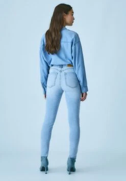Stradivarius PUSH-UP - Jeans Skinny Fit - Light Blue Denim -Berühmtes Bekleidungs Geschäft b45dad967b0f4c62a805020c28340f38