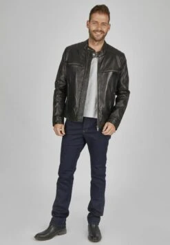 Berühmtes Bekleidungs Geschäft -Berühmtes Bekleidungs Geschäft c0d8fb7f8161444aa3efebce3e350dc5