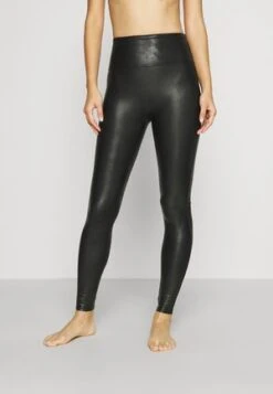 Spanx FAUX LEATHER MOTO LEGGINGS - Leggings - Strümpfe - Black -Berühmtes Bekleidungs Geschäft cc168e241a1148cabebdf661ebda73b3