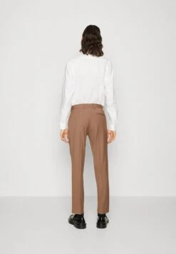 THE FASHION SUIT NOTCH POCKET SQUARE - Anzug - Chestnut 10 THE FASHION SUIT NOTCH POCKET SQUARE - Anzug - Chestnut -Berühmtes Bekleidungs Geschäft cd2ab30c46004cbf904c99effc37bfe1